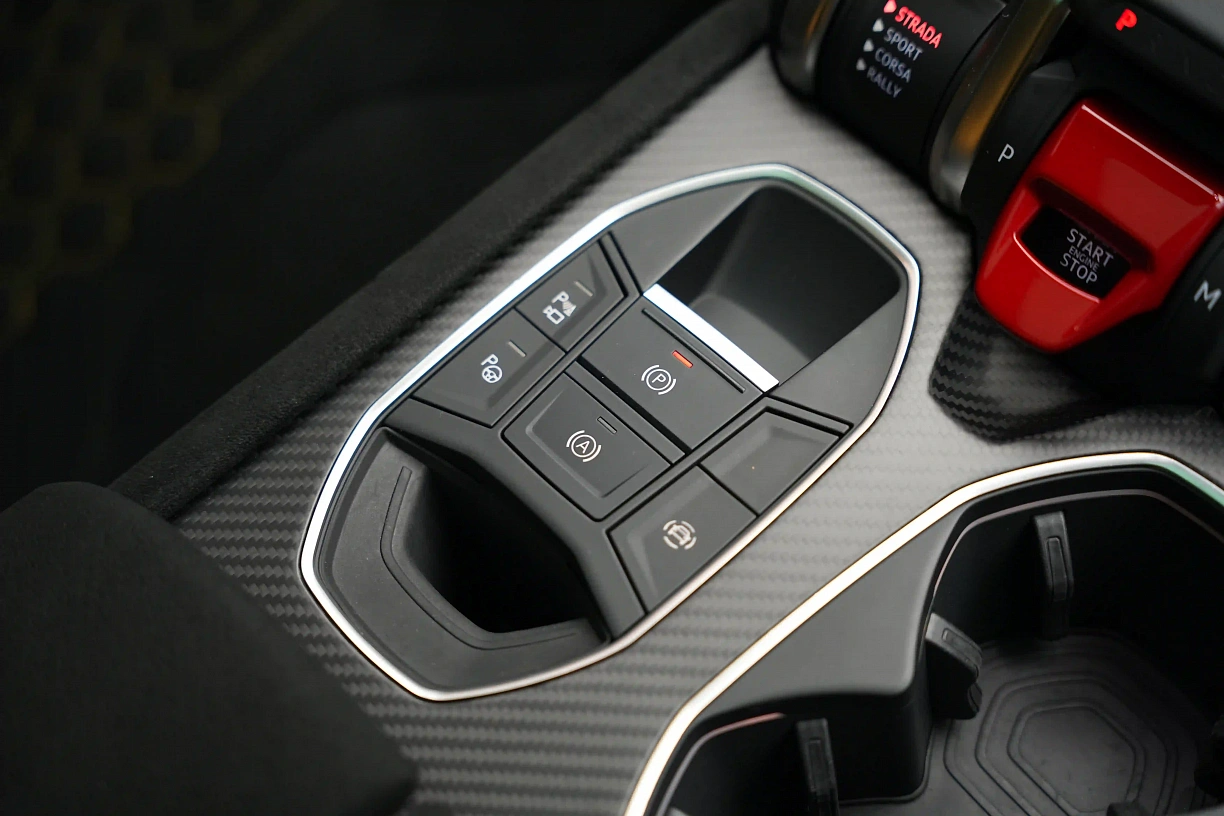 Lamborghini Urus Perfomante 2024 GCC Spec under warranty from Lamborghini.