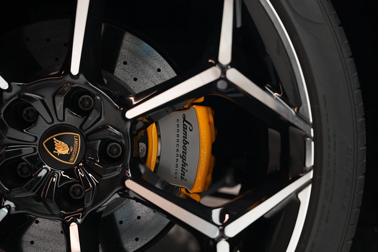 Lamborghini Urus Perfomante 2024 GCC Spec under warranty from Lamborghini.